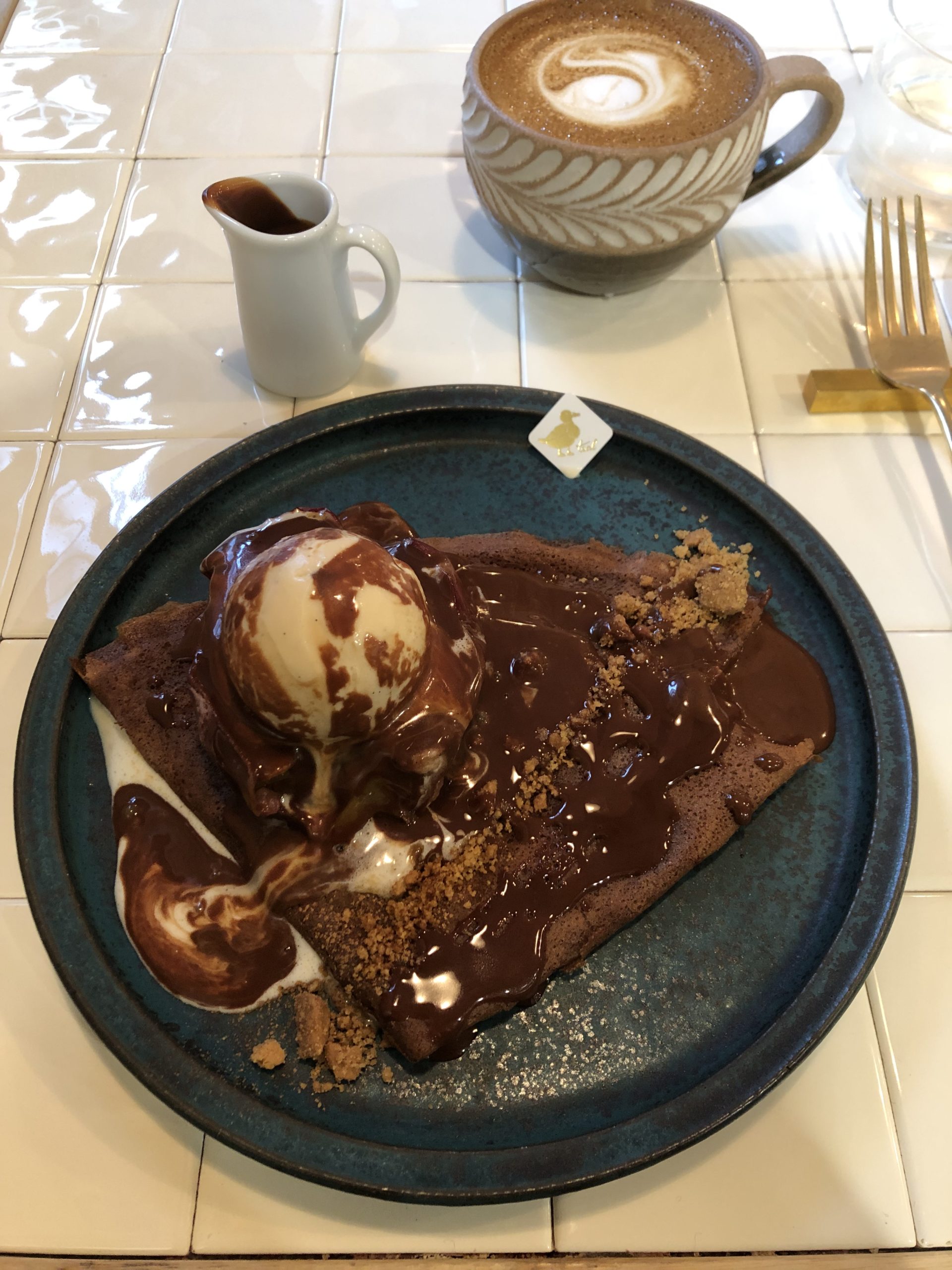 teal：クレープ、焼きリンゴ、バニラジェラートにキャラメルチョコソースをどばー
ビールを入れたもちもち厚めで酵母の風味豊かなクレープ、バニラのクランブル、半分に切ってキャラメルと一緒にオーブンでじっくり焼いたりんご、イートインでしかお出ししていないバニラジェラート、最後に温かいキャラメルチョコソースをどばーっとかけました。
引用元：https://www.instagram.com/p/CjhFDWgLCm1/?igshid=MzRlODBiNWFlZA==