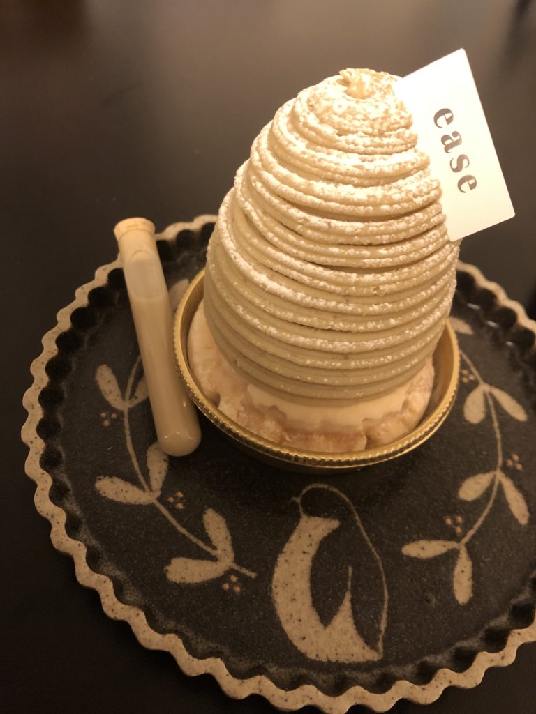 ease：和栗のモンブラン
サクサクのメレンゲに、無糖のホイップクリームと白餡を加えた和栗のペーストをたっぷりと絞ったモンブラン。
ベルガモットの香りと仄かな苦味を加えた和栗のソース。
説明引用元：https://www.instagram.com/p/Cin__r7B5b5/?igshid=MzRlODBiNWFlZA==