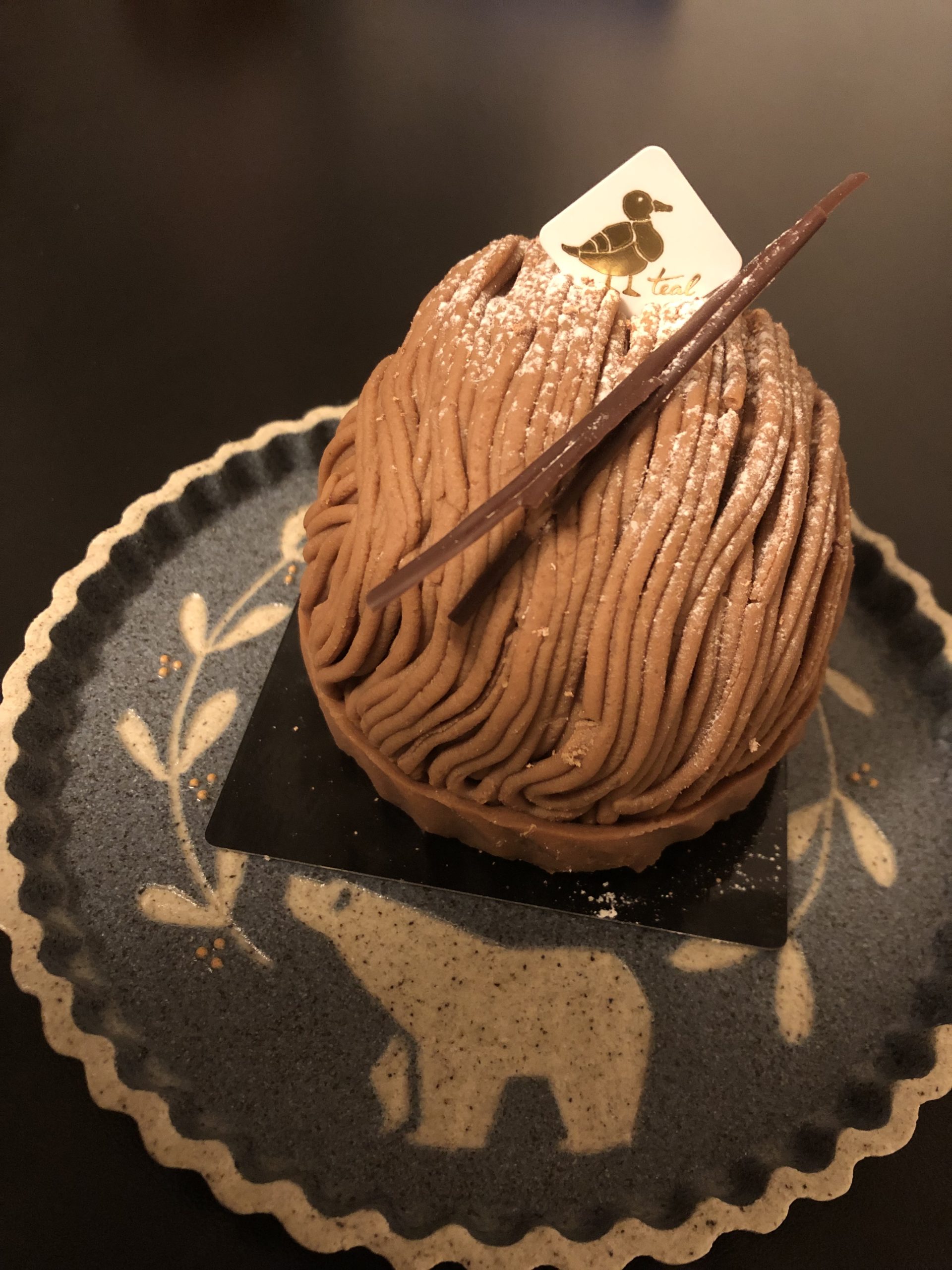 teal：和栗とチョコレートのモンブラン
チョコレートコーティングしたメレンゲ、栗きんとん、洋梨、グリーンレモンのシャンティを和栗とアマゾンカカオのクリームで閉じ込めたモンブラン。
引用元：https://www.instagram.com/p/Ci2NpyGLEkH/?igshid=MzRlODBiNWFlZA==