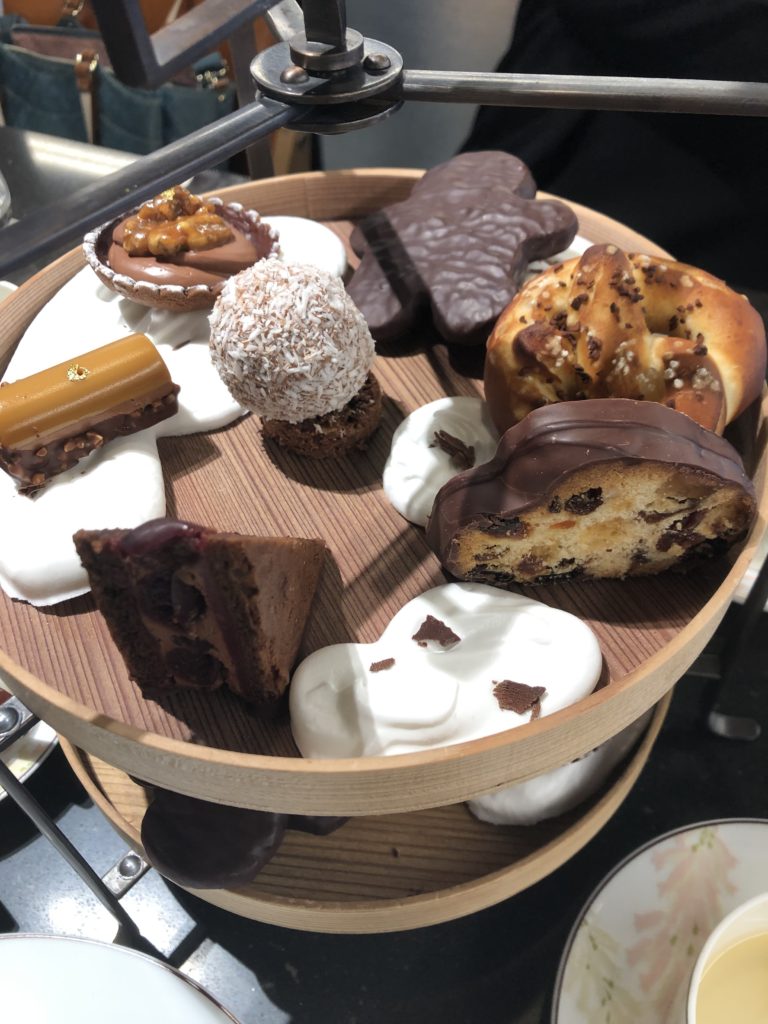 12月限定アフタヌーンティー：プレッツェル・オ・グリュエ・ド・カカオ、ブール・パッション・ココ、タルト・ノワ・キャラメル、フォレノワール、ブシェット キャラメル・トンカ、シュトーレン、サブレ ショコラ