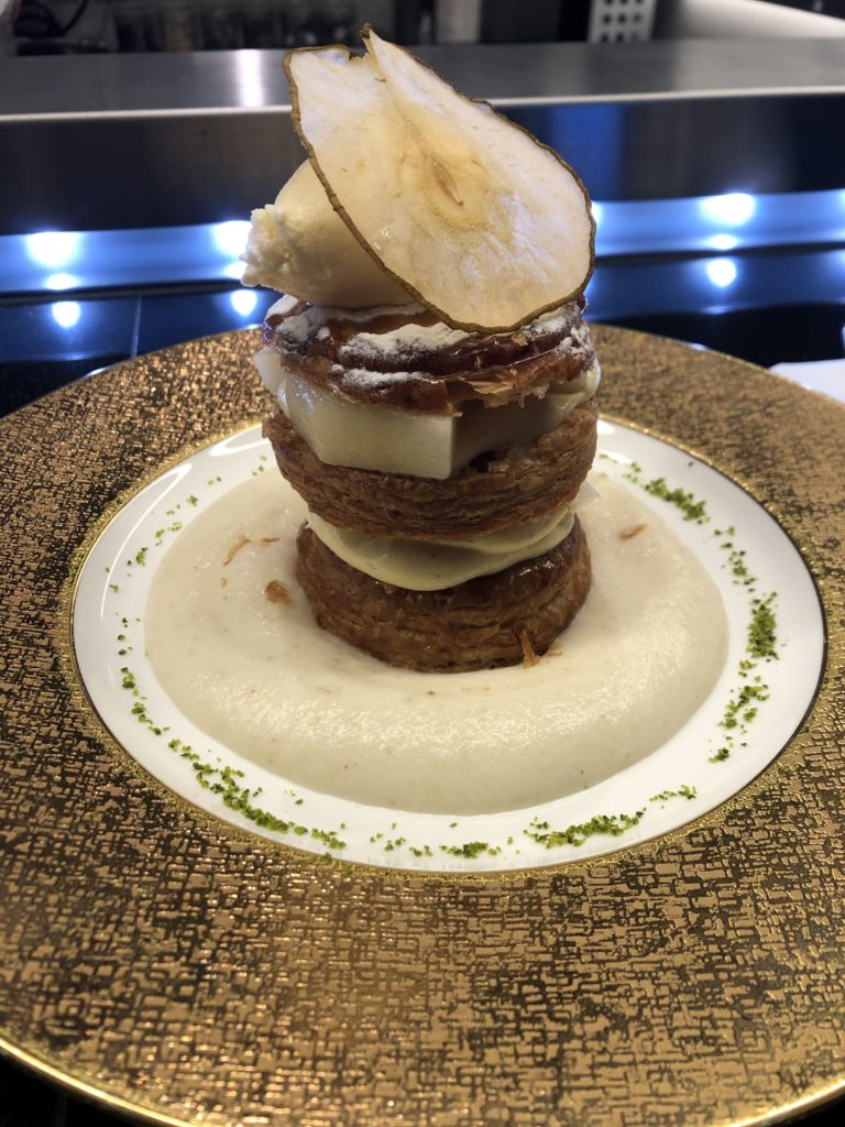 ラヴィアンローゼミルフィーユ
毎年短い期間しか収穫出来ない幻の洋梨ラヴィアンローゼを使用したミルフィーユ。アーモンドミルクのアイスクリームにショコラカスタード、洋梨エスプーマと洋梨キャラメリゼを合わせた贅沢な一皿。
引用元：https://twitter.com/toshiyoroizuka/status/1454274780245291012?s=46&t=26qEpSEc96LvMhyajUM-fg