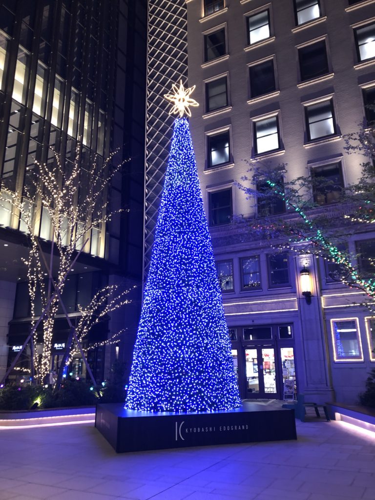 電飾のクリスマスツリー（青色の時）