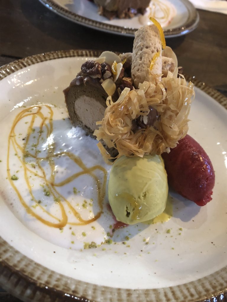 ブッシュドノエル
アールグレイ風味の生地でチョコレートクリームを巻いてナッツをたっぷりとあしらった。リースを模したパータフィロやクリスマスカラーの木苺アイス、ピスタチオアイスなど。
引用元：
https://www.instagram.com/p/Cli33Y-PjhZ/?igshid=MzRlODBiNWFlZA==