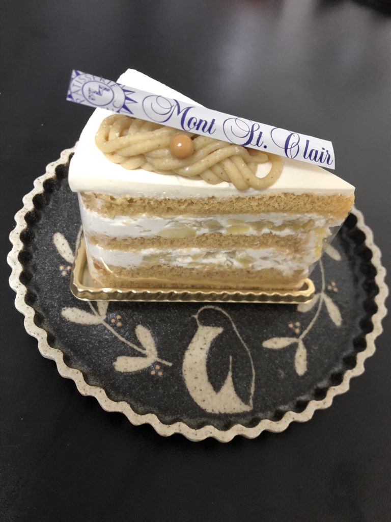 プレミアムセゾン栗
きび砂糖色のスポンジに、刻んだ栗が混ぜられた生クリームが挟まれた層が五層。それらが生クリームでコーティングされた上に、細く絞り出された栗のペーストが三つ編みに近い形で折り重なっている。