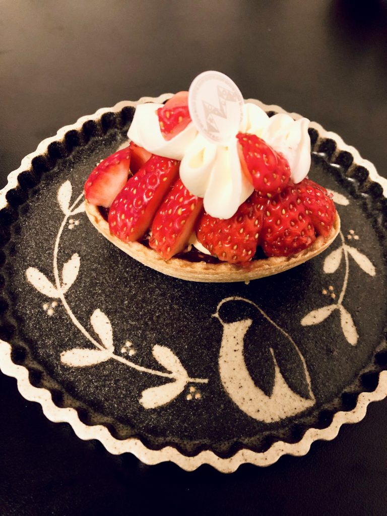 タルトセゾン苺
カットされた苺の上に生クリームが添えられた船形のタルト。