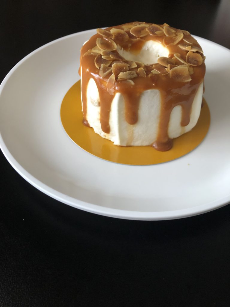 MERCER bis 生キャラメル
生クリームを纏ったシフォンケーキにキャラメルソースとスライスアーモンドがかかっている。