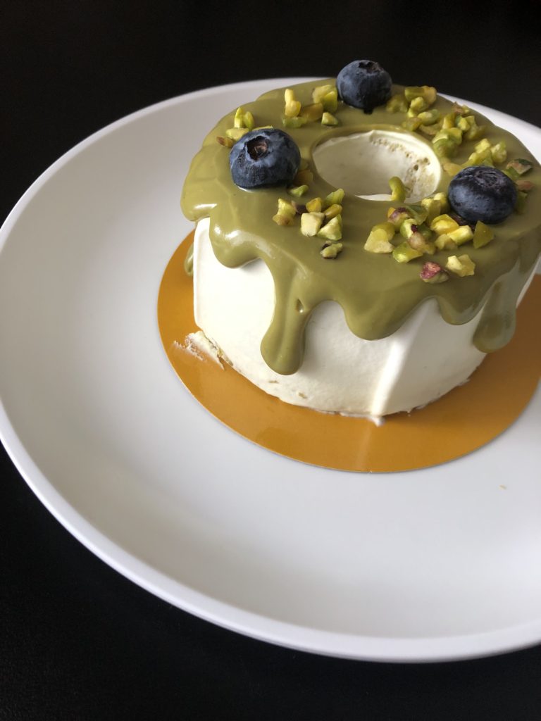 MERCER bis ピスタチオ
生クリームを纏ったシフォンケーキにピスタチオソースとブルーベリー、砕いたナッツがかかっている。