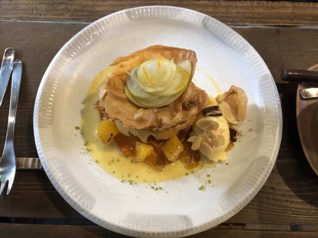 チョコシューミルフィーユ 青りんごのソテー
薄く焼いたシュー生地のあいだに、濃厚なチョコのガナッシュ、カルバドス風味のカスタード、チョコレートのババロアや、オレンジ、ナッツなどをミルフィーユのようにサンド。
トップに添えた青りんごのソテーの甘酸っぱさとシャキシャキ食感もいいアクセント。
バニラアイスと紅茶のゼリーもあわせて。
引用元：https://www.instagram.com/p/CoGtjigvQk8/?igshid=MzRlODBiNWFlZA==