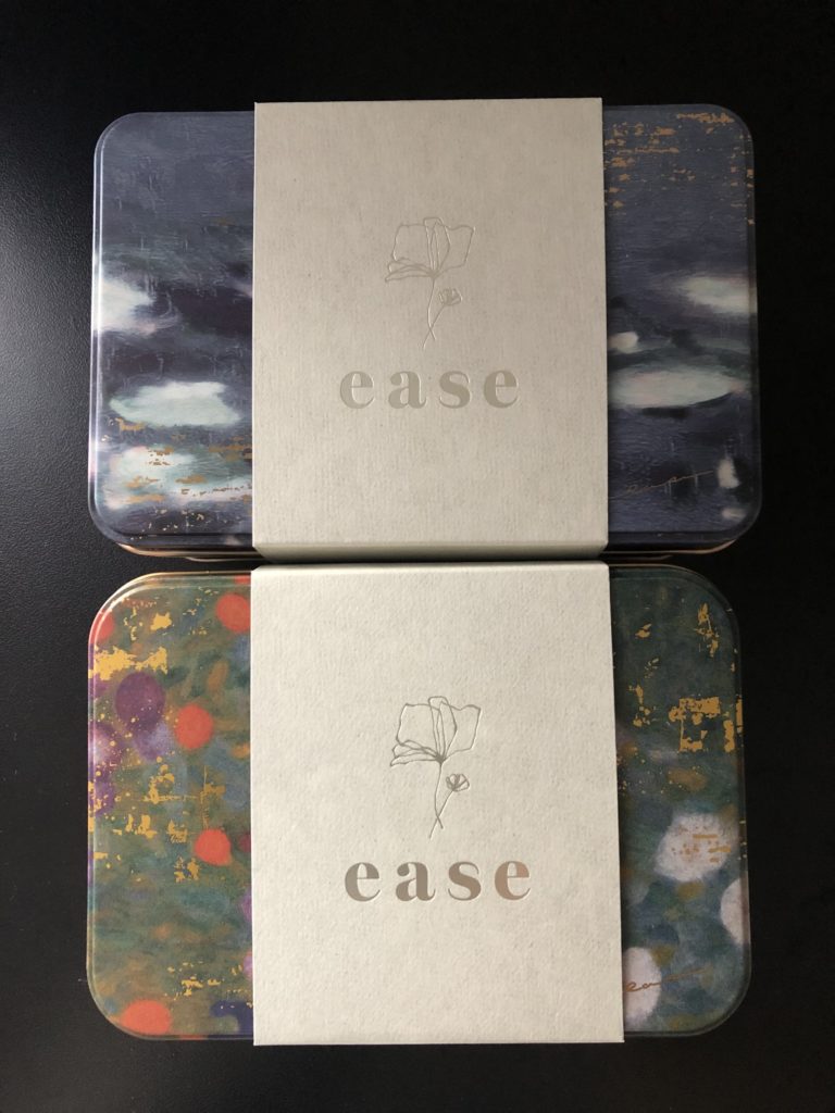 睡蓮（上）とジャルダン（下）の缶。
クロード・モネの「睡蓮」とグスタフ・クリムトの「農家の庭」をモチーフに、少しぼやけた筆致で池に浮かぶ睡蓮の光景と、緑の中で鮮やかに浮かぶ赤や紫、薄紅色の花々がそれぞれ描かれている。