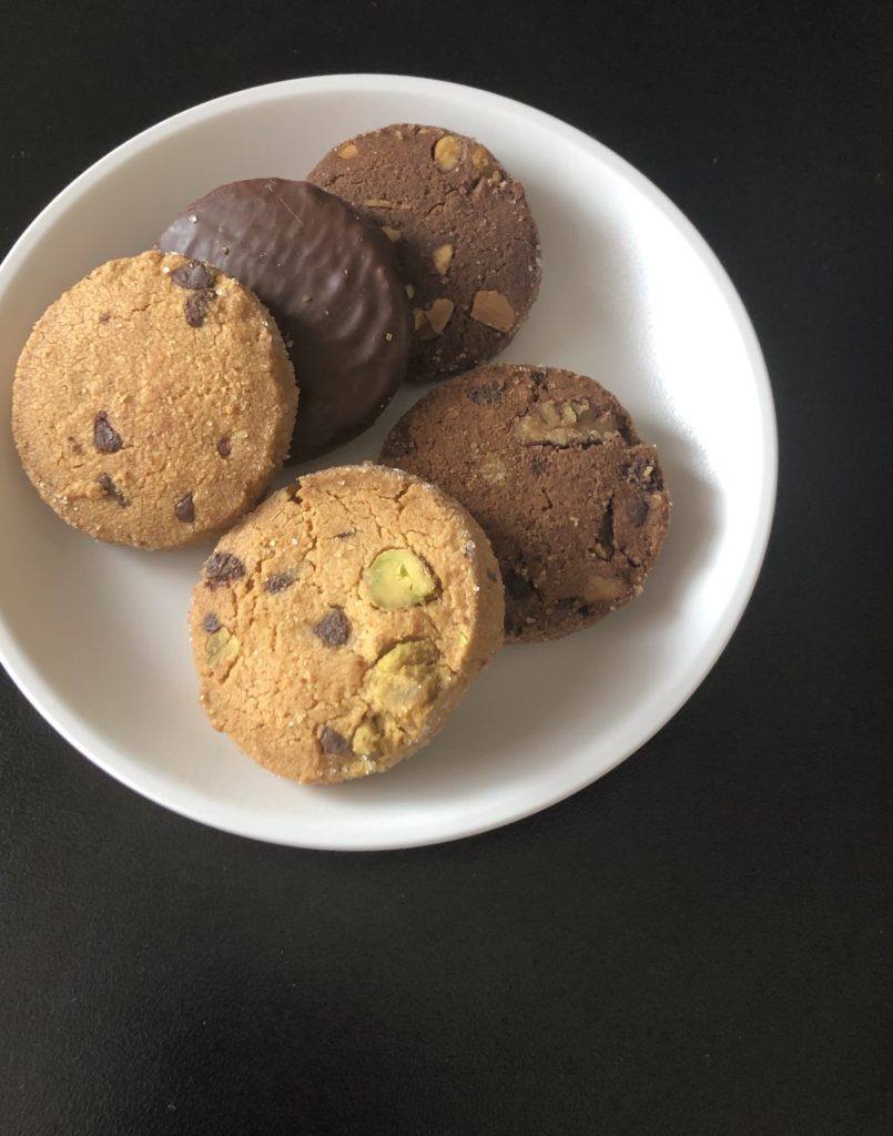 それぞれのクッキー（計5種）
睡蓮（上）
（左）さとうきび&チョコチップ→バニラ&チョココーティング→チョコレート＆アーモンド（右）
ジャルダン（下）
（左）ピスタチオ&チョコチップ→アマゾンカカオ&ペーカン&チョコチップ（右）