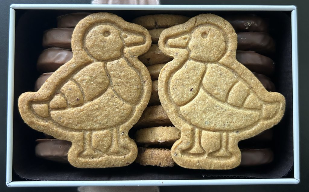 敷き詰められたクッキーの上に乗った鴨のサブレ。