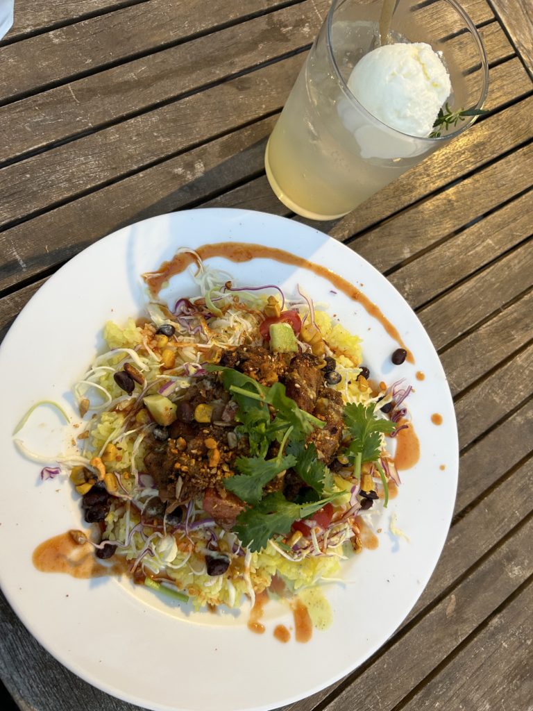 レモンソーダ（フローズンヨーグルト付き）とチキンオーバーライス