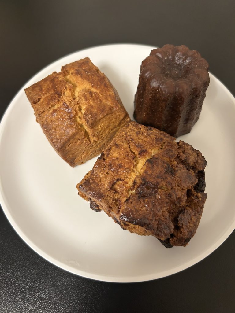 四角いスコーン×2とカヌレ。