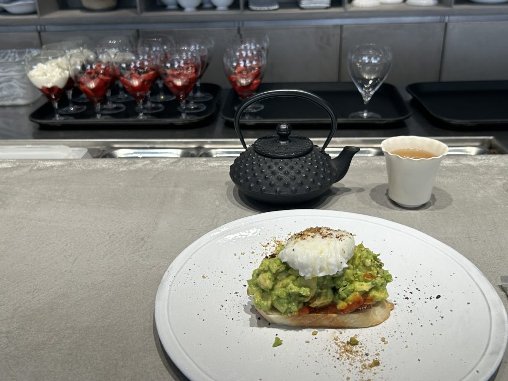 クラッシュアボカドのタルティーヌ（スライスしたパンの上に、いろいろな具材をのせた、フランス式のオープンサンドイッチ）。上にスパイスのかかった茹で卵が乗っている。