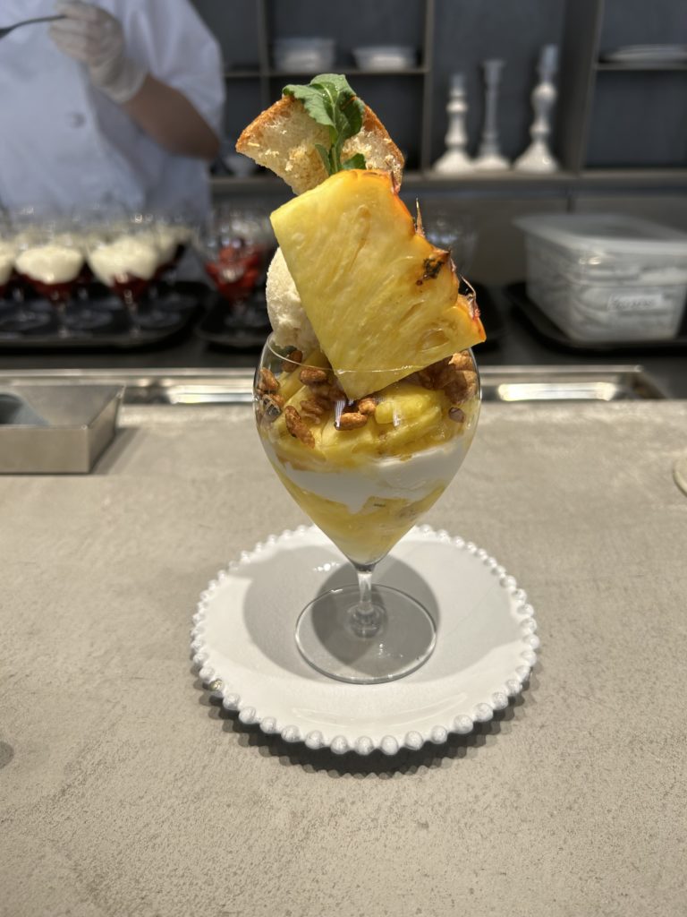 パイナップルのパルフェバンビ
パルフェバンビ
構成：パイナップルソルベ、自家製ラスク、ルッコラ、パイナップル、黒糖ココナッツグラノーラ、黒糖ブリュレ、アプリコットソース、水切りヨーグルト、パイナップルとバナナのマリネ、レモンジュレ、ライムソース
引用元：https://www.instagram.com/p/CsN2Q0eP_iY/?igshid=MzRlODBiNWFlZA==