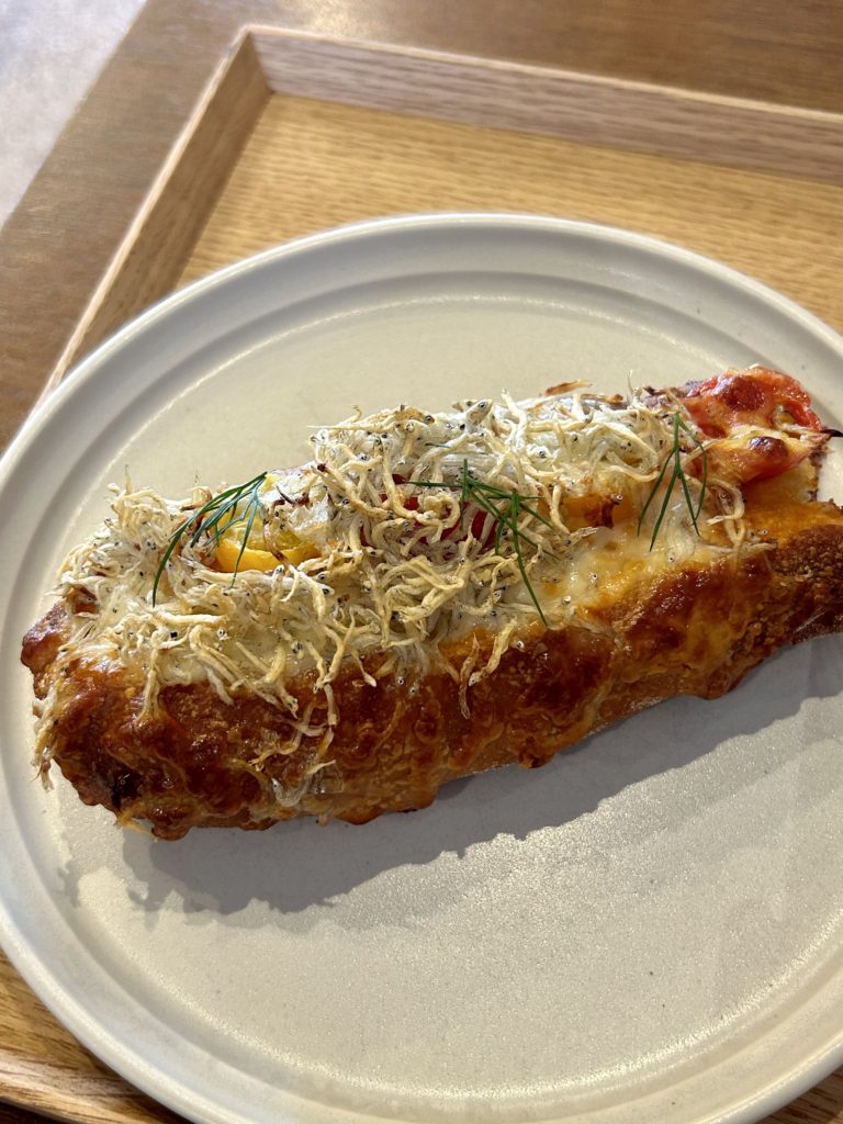 しらすとトマトのタルティーヌ（パンは分厚め（長いフランスパンを半分に切って、蓋分削り取ったくらい））