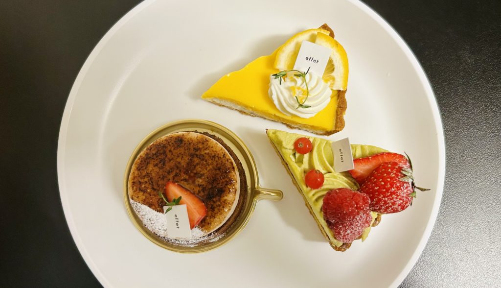 上から撮った図。
苺のシブースト（左）、瀬戸田レモンのタルト（右上）、ピスタチオベリーのタルト（右下）