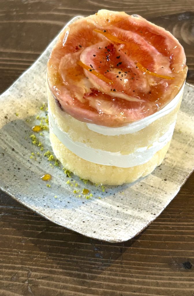 いちじくのショートケーキ（小さいホールケーキのような形）