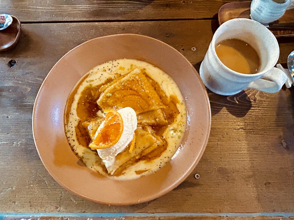 春みかんのクレープシュゼットと、ミルクを加えたコーヒー。
