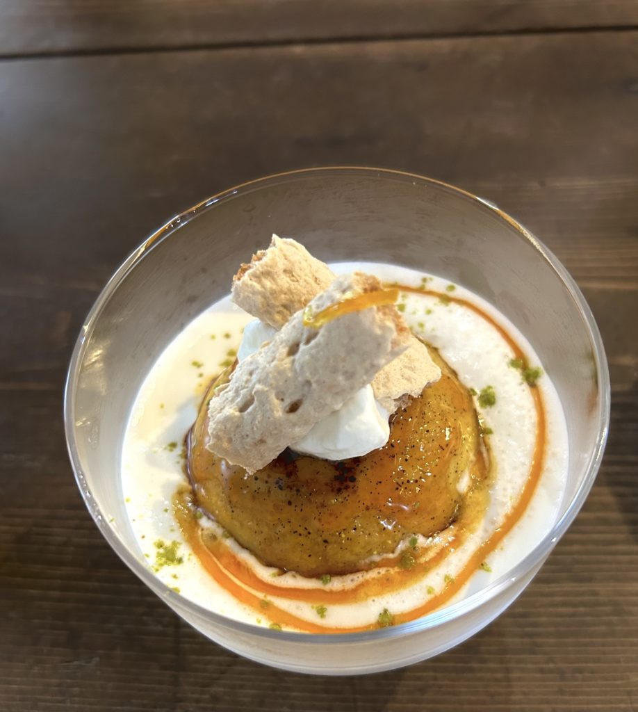 プリン
少し固め食感で、表面をカリッとキャラメリゼしたイタリアンプリンをシンプルに味わっていただけます。グランマニエがきいたカラメルをたっぷりかけ、ミルクのエスプーマと生クリームをすこし。
引用元：https://www.instagram.com/p/Cs49u5YPU5R/?igshid=MzRlODBiNWFlZA==