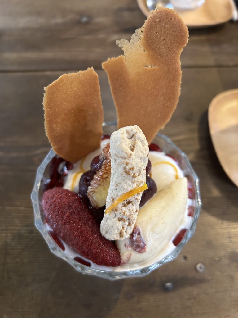 アメリカンチェリーといちじくのパフェ
スライスしたフレッシュのアメリカンチェリーをグラスのふちにぐるりと貼り付け、ソテーしたチェリーやキャラメリゼしたいちじく。ぎゅっと酸っぱいグリオットチェリーのソルベ、キルシュ漬けのクランベリーをあわせたバニラアイスなど。
引用元：https://www.instagram.com/p/Cs49u5YPU5R/?igshid=MzRlODBiNWFlZA==