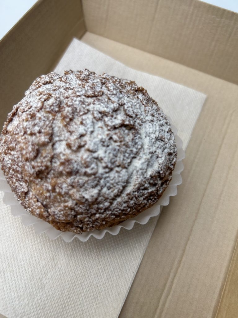 シュークリーム。上がサクサクの粉糖まぶしたタイプ。