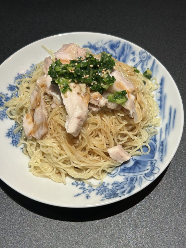 葱油鶏麺(ソンユーチーメン)
黄色い素麺くらいの麺の上に茹でた鶏肉、青葱・ゴマが添えられ、茶色いタレ(サラサラ系)がかかっている。