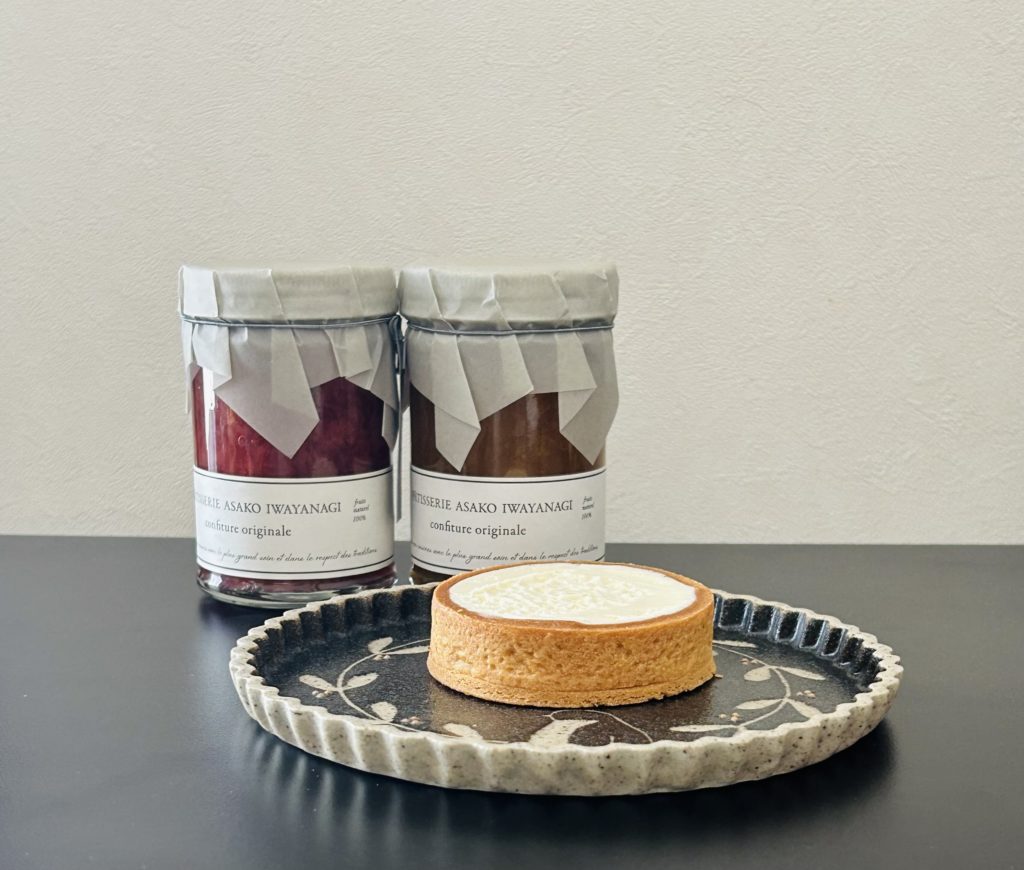 丸いタルト型のチーズケーキと、苺・りんごと紅茶のコンフィチュール。