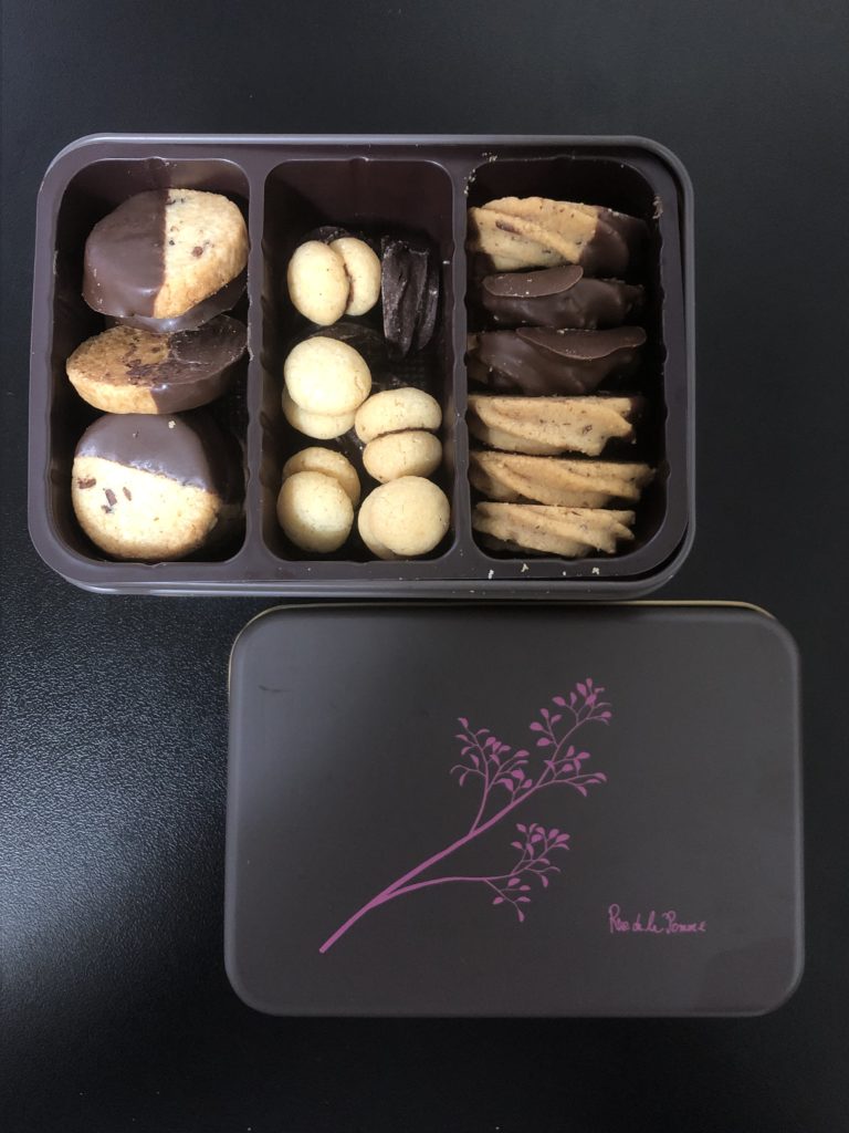 クッキー缶（4種）
半分チョコのかかった輪切りのチョコチップかカカオニブクッキー、小さな丸いクッキーが二つくっついた達磨のようなクッキー、黒いクッキー、半分チョコのかかった絞り出しクッキー