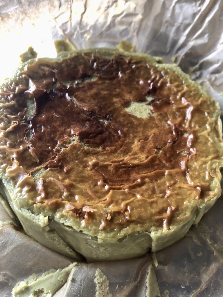 薄緑色のバスクチーズケーキ（ピスタチオ味）