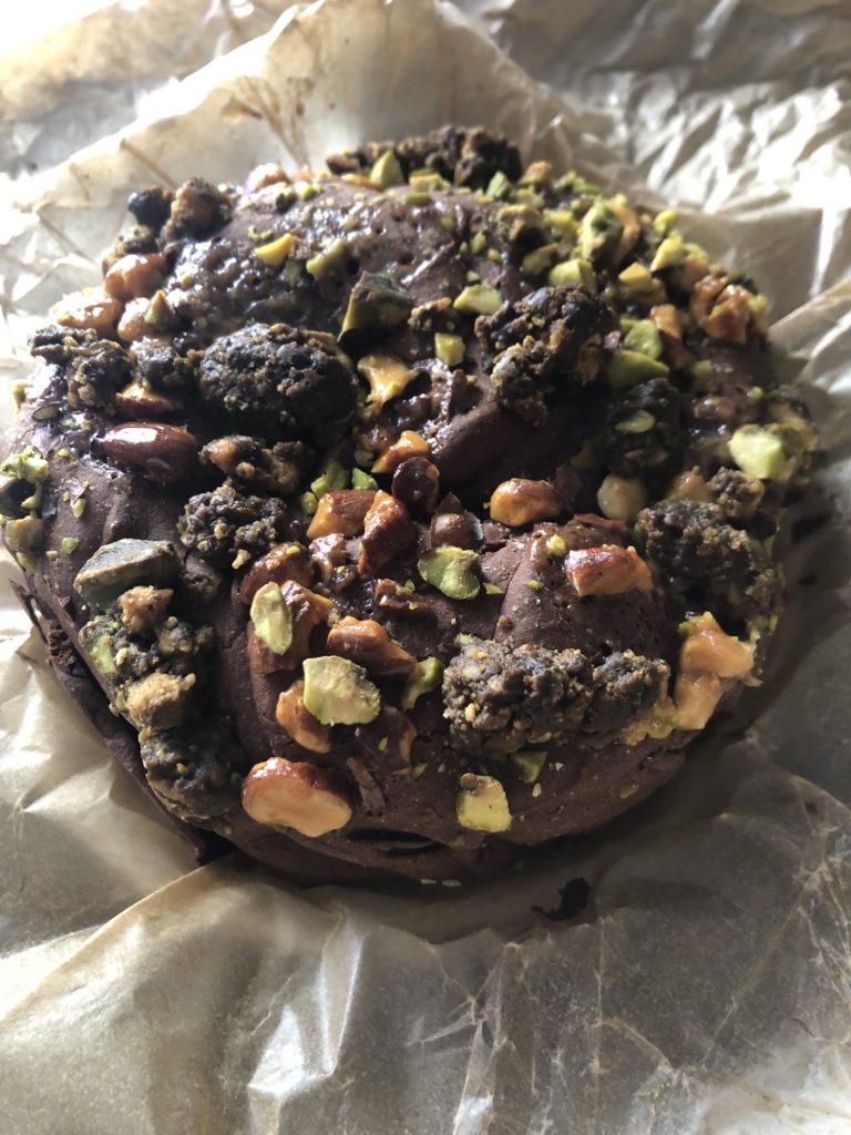 ホール型のガトーショコラ。上にキャラメリゼされたアーモンドやピスタチオなどがごろっと乗っている。