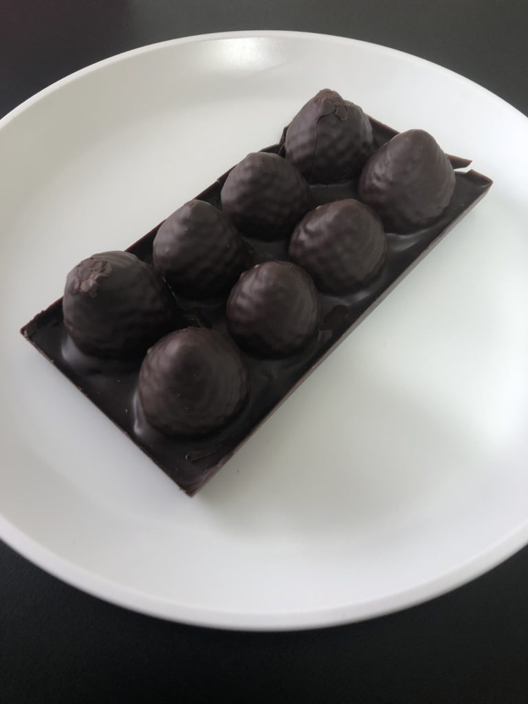 ビターチョコレートでコーティングされた苺が2×4に並んだタブレット。