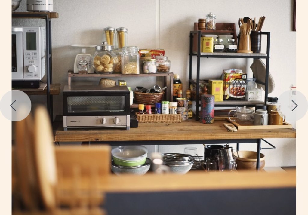 リグナ株式会社、ドラマ美術協力『きのう何食べた？』のページより。キッチン（カウンター越し）