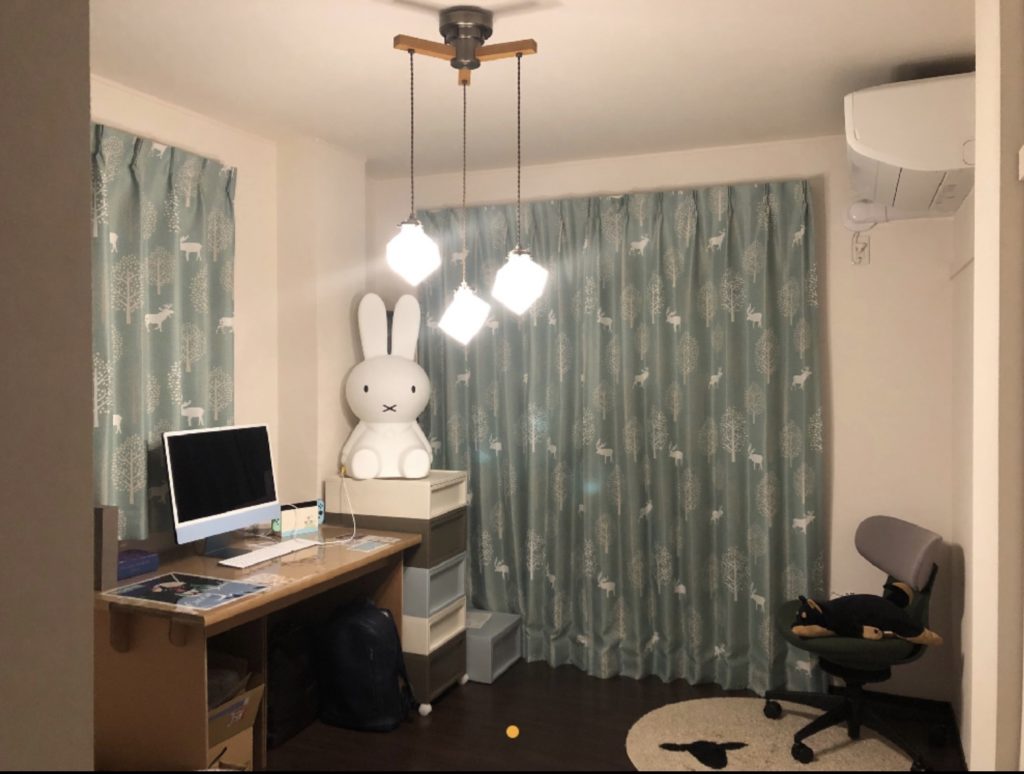 部屋の写真。
机の椅子を反対側の部屋の隅に移動。