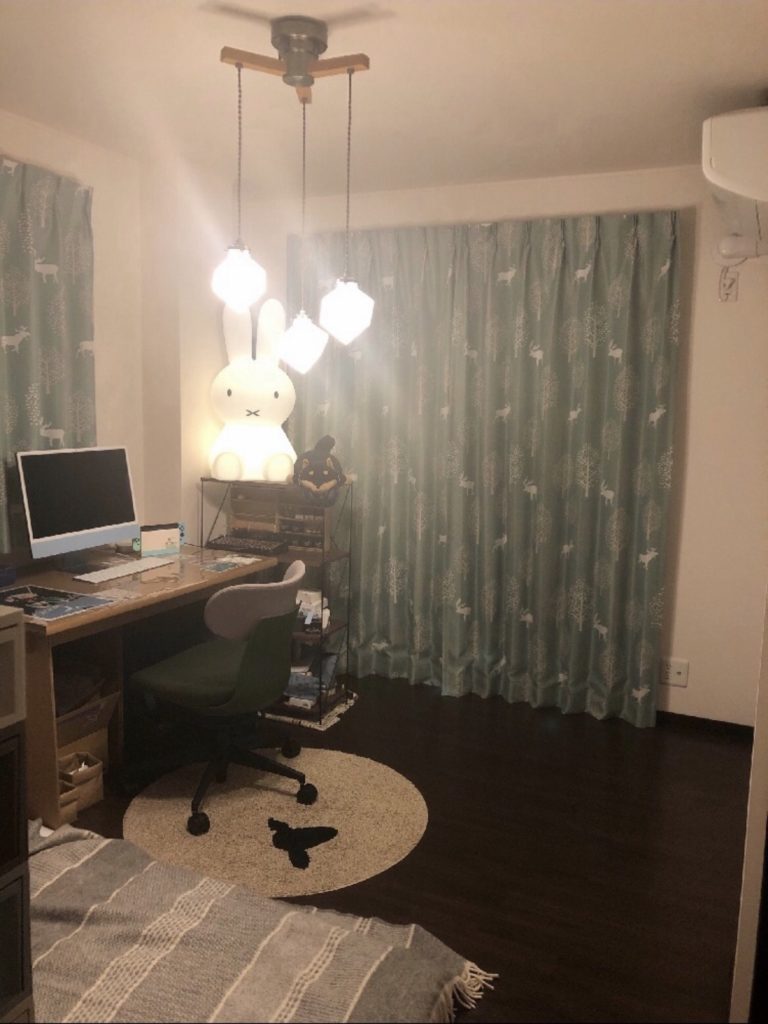 部屋の写真。ミッフィーライトを乗せていた棚を、プラスチックの引き出し状の物から、板を鉄の棒で繋げているラック状の物に変更。