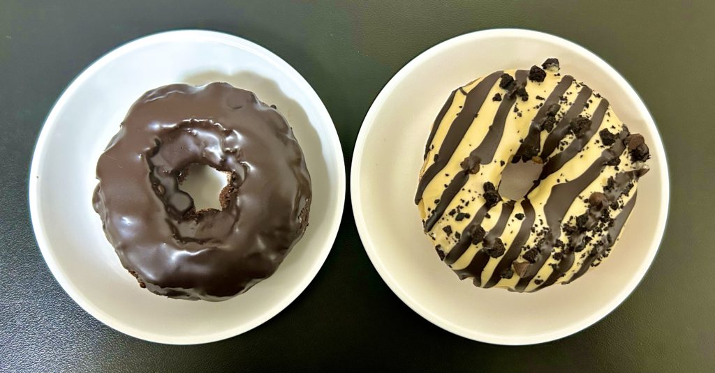 オールドファッションチョコレート（左）と、オールドファッションチョコレートの上にかかっているチョコが黄色と焦茶の縞模様になっている物（右）