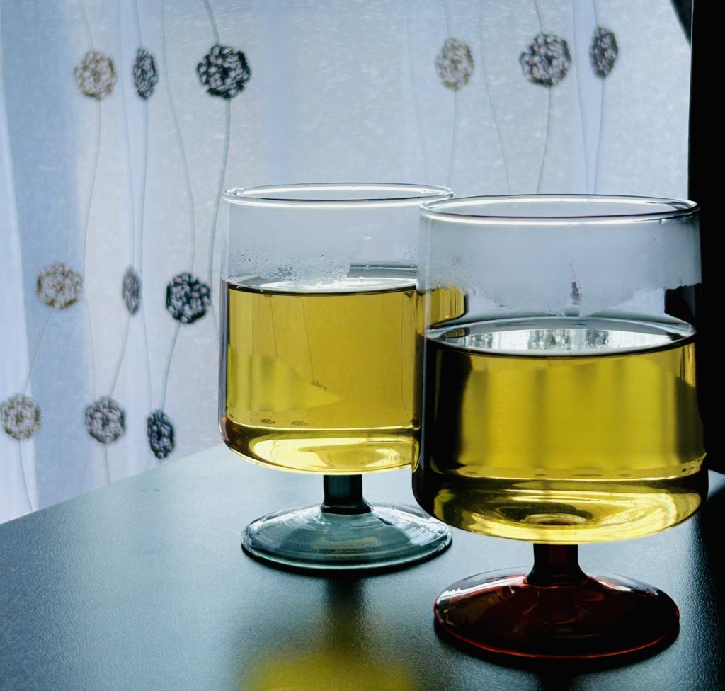 紅茶を入れたスコン ゴブレット（グレーとアンバー）