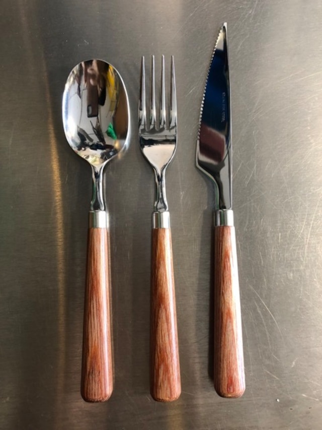木柄のカトラリー。左から、スプーン、フォーク、ナイフ。