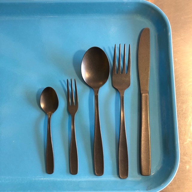 黒いマットなカトラリー。左から、小さいスプーン、小さいフォーク、スプーン、フォーク、ナイフ。