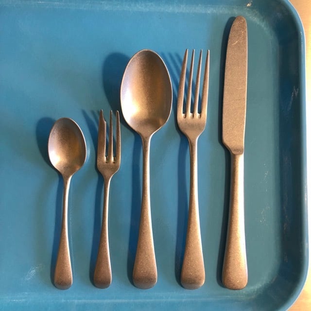 ヴィンテージ加工のカトラリー。左から小さいスプーン、小さいフォーク、スプーン、フォーク、ナイフ。