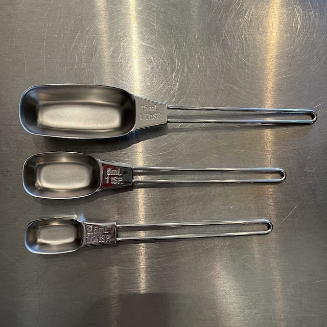 細身の計量スプーン。上から15ml、5ml、2.5ml。