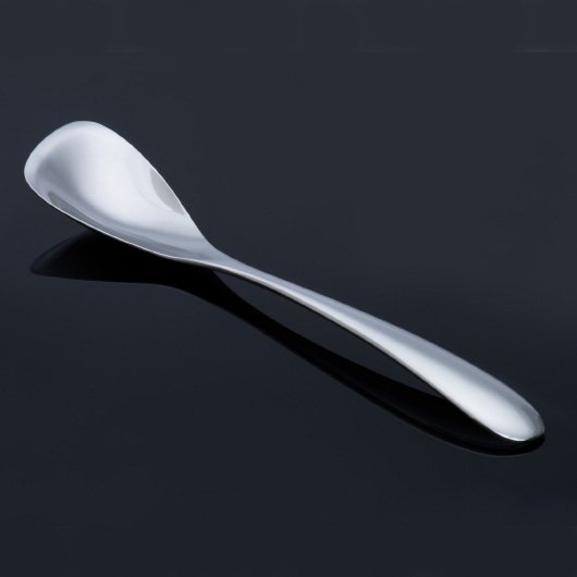 銀色のスプーン。大きめの具もサクッと切れるよう先が広めのデザイン。