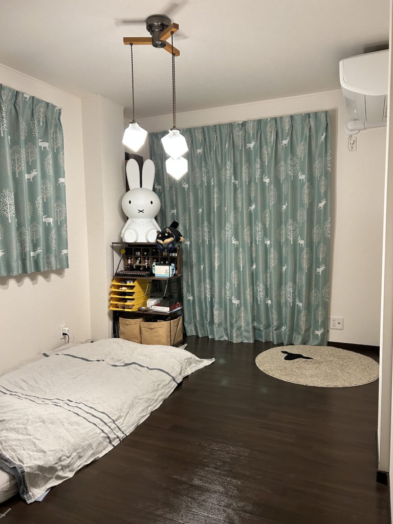 部屋の写真。サマーブランケットをかけ、インク瓶の収納棚を変更。