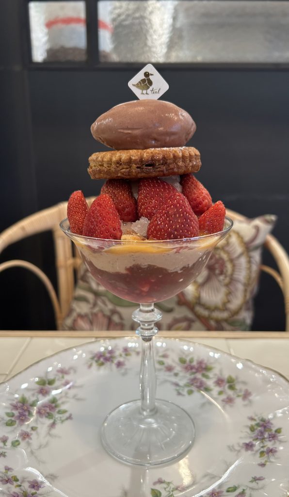 あまおうとカカオのパフェ
構成（下→上）：あまおうとフランボワーズコンフィチュールのマリネ、カカオ出汁のジュレ、アプリコットとバラのソース、カシスとバルサミコのソース、フロマージュブランとアマゾンカカオとクリーム、バニラクランブル、フローラルグラニテ、アマゾンカカオのジェラート、あまおう、フィユタージュ、オリーブオイルとチョコレートのソース
引用元：https://www.instagram.com/p/CopATXrPNGd/?igshid=MzRlODBiNWFlZA==