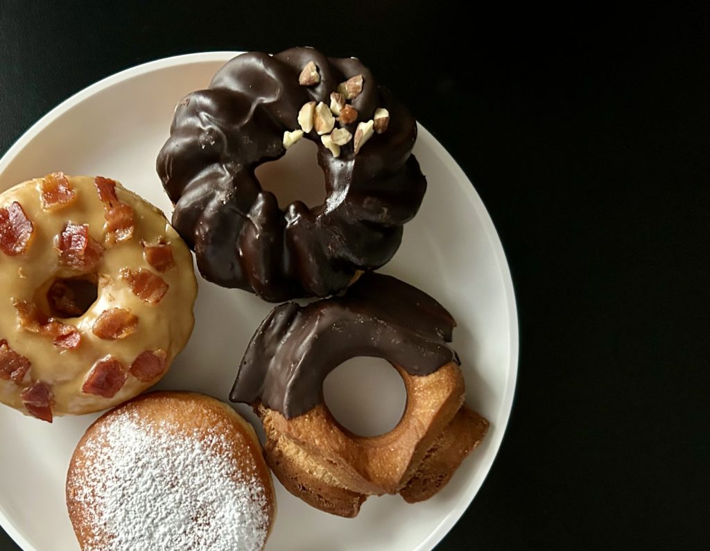 （左上）メープル&ベーコン、フレンチクルーラー（チョコ）、おそらく揚ドーナツ（クリーム入り）、チョコファッション（右下）