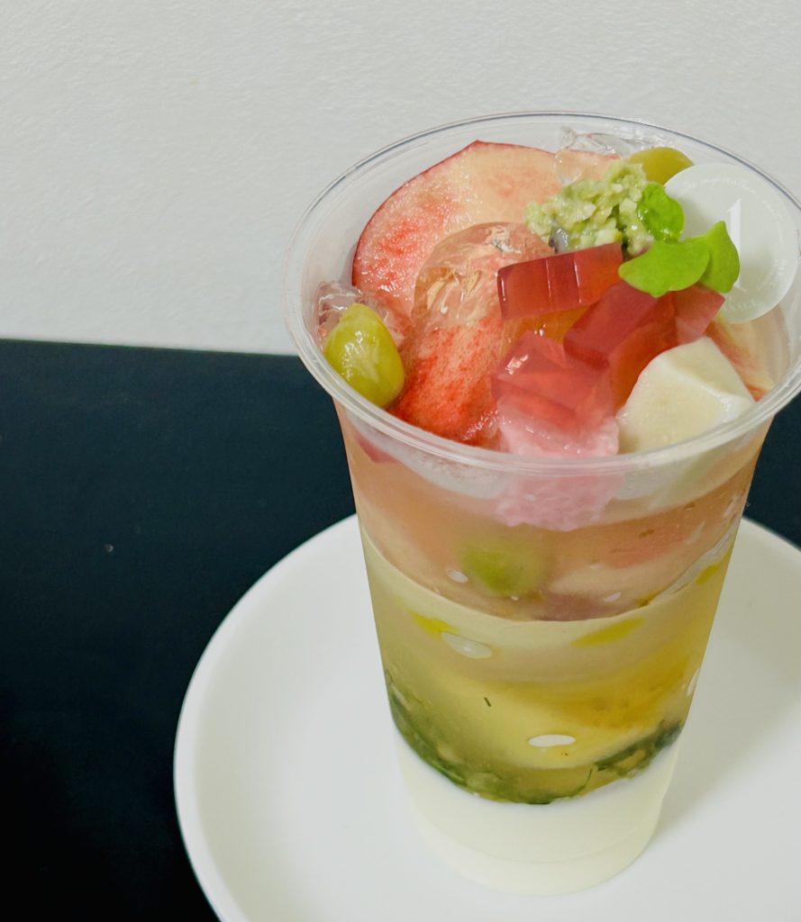 パルフェ ア アンポルテペシュ（上から見た図）
桃や寒天、ずんだ餡や生麩、うぐいす豆が見えている。