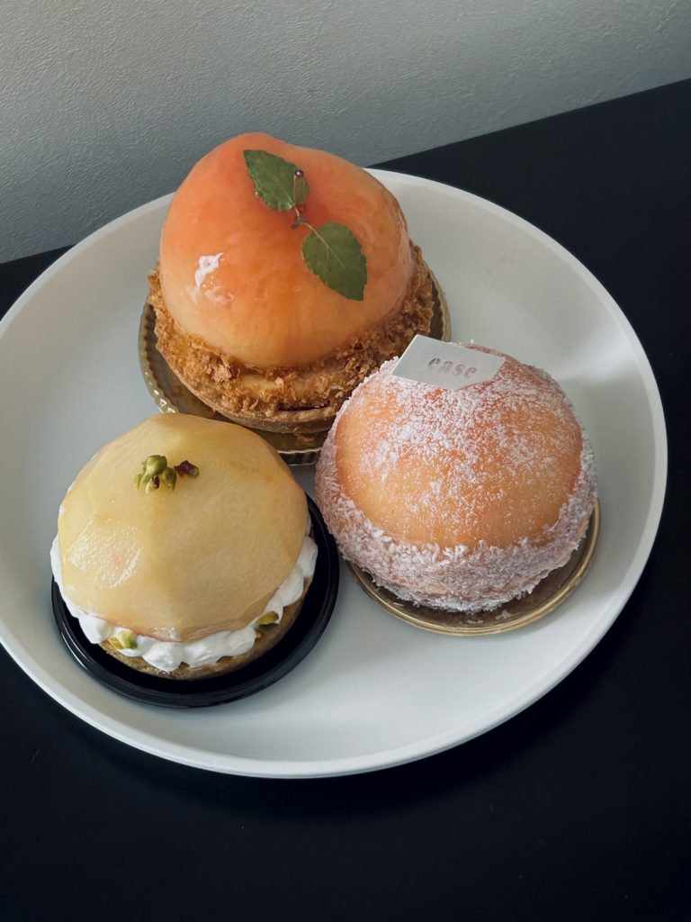 白い皿に乗った桃のタルト、3個。
アサコイワヤナギ（左）、モンサンクレール（中央上）、ease（右）。
アサコイワヤナギ：皮を剥いた後、ナイフで形を整え岩のようなフォルムの白い桃。周囲を丸く絞ったクリームが囲み、所々黄緑色のナッツが添えられている。
モンサンクレール：丸いフォルムにシロップをかけたピンク色の強い桃に、双葉が添えられ、一番果物っぽい形。
ease：モンサンクレールより少し赤みの弱いピンクに粉糖、桃とタルトの境目にココナッツをまとわせている。丸い。