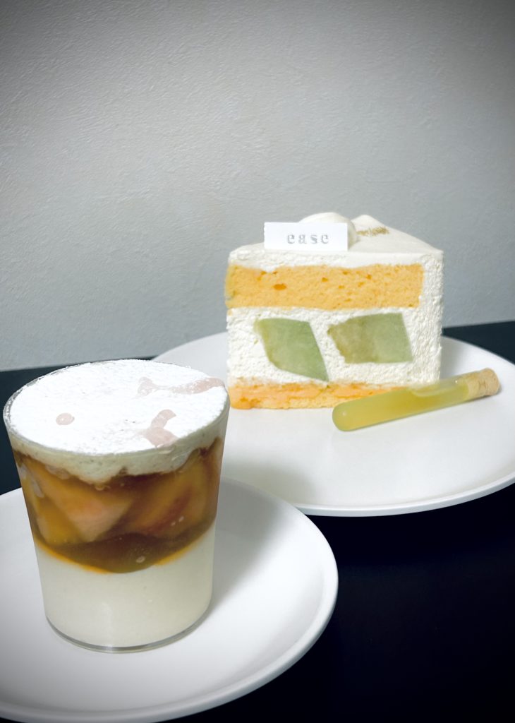 （手前）桃茶。下からパンナコッタ、桃と烏龍茶のジュレ、うっすら玉露のムースで蓋をし、全面に粉糖をまぶした上に薄ピンクのシロップを数滴散らしている。
（奥）メロンのショートケーキ。真ん中にゴロッとしたメロンが見え、傍にかけるメロンソースの試験管。