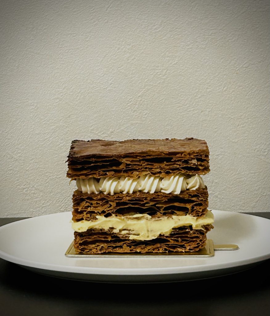 ミルフィーユ。下からパイ→カスタードクリーム→パイ→生クリーム→パイの5層。外からは見えないが、生クリームの層の中心はキャラメリゼしたバナナクリーム。