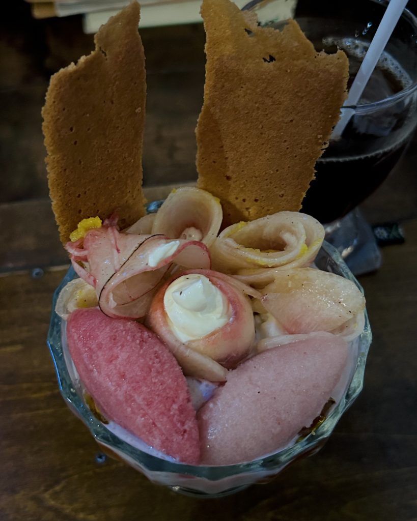 蕾状の桃が蓋になっていて外せた。中にマスカルポーネが詰まっている。